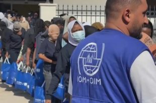 ليبيا ترحل مهاجرين نيجيريين غير نظاميين عبر مطار معيتيقة