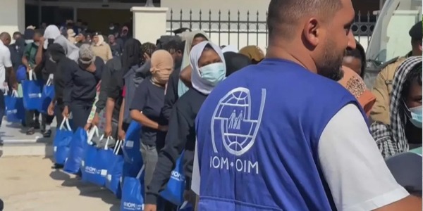 ليبيا ترحل مهاجرين نيجيريين غير نظاميين عبر مطار معيتيقة