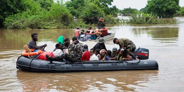 الفيضانات في موزمبيق تدفع التماسيح إلى المدن وتخلف وفيات