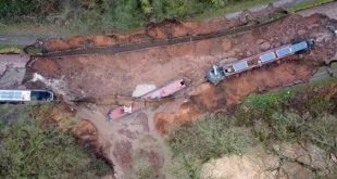 حفرة عملاقة في بريطانيا تجفف قناة مائية وتبتلع قوارب مأهولة