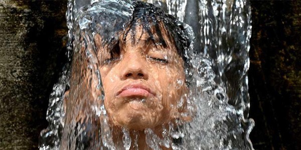 دراسة أسترالية: الاستحمام بالماء البارد يقلل التوتر ويحسن جودة الحياة مؤقتًا