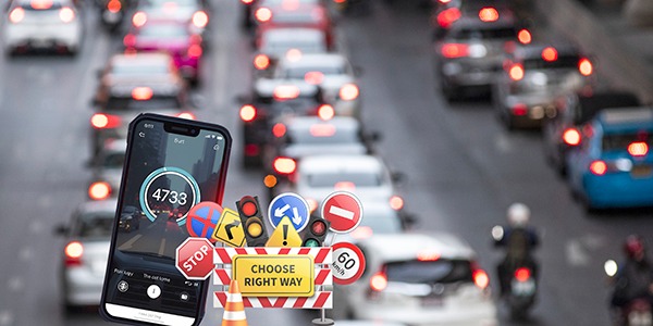 الهاتف النقال .. كلمة السر في الفوضى المرورية