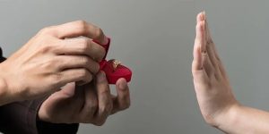 الزواج مش حب ورومانسية.. طبيبة ليبية تحذر من زواج القاصرات