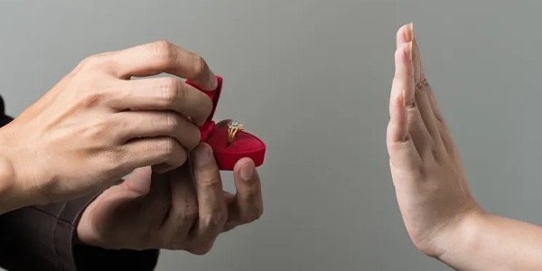 الزواج مش حب ورومانسية.. طبيبة ليبية تحذر من زواج القاصرات