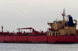 وصول ناقلة تحمل 32 ألف طن من البنزين إلى ميناء الحريقة بطبرق