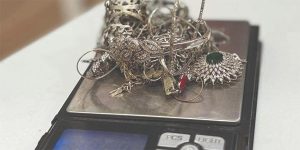 الغلاء وشح السيولة ارغما كثيرين على بيع مقتناياتهم الفضة