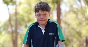 13 عامًا فقط… فتى يتحدى المحيط ويسبح أربع ساعات لينقذ أمه وأخويه