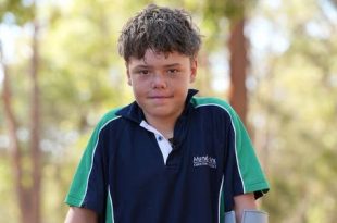 13 عامًا فقط… فتى يتحدى المحيط ويسبح أربع ساعات لينقذ أمه وأخويه