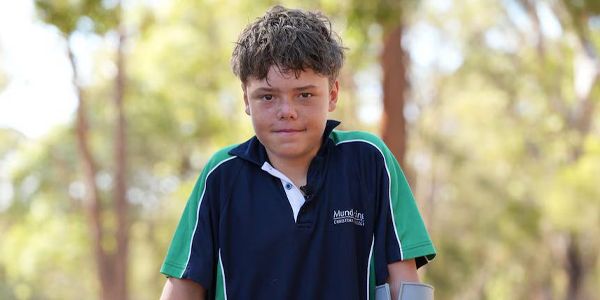 13 عامًا فقط… فتى يتحدى المحيط ويسبح أربع ساعات لينقذ أمه وأخويه