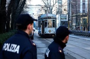 تخريب حمامات قرية الألعاب الأولمبية في ميلانو ذكر تقرير إعلامي اليوم الخميس أن حمامات قرية الألعاب الأولمبية الشتوية في ميلانو تعرضت للتخريب في خرق أمني واضح. وذكرت صحيفة "كوريري ديلا سيرا" الإيطالية اليوم الخميس، نقلا عن الشرطة، أنه وفقا للمحققين، تضررت مرشات الاستحمام فيما مجموعه 70 غرفة عبر ثلاثة مبان مختلفة في سكن الرياضيين بين منتصف ديسمبر ومنتصف يناير. كما شاركت وحدة مكافحة الإرهاب التابعة لمكتب المدعي العام في ميلانو في التحقيق. وتأمل الشرطة أن تقدم لقطات كاميرات المراقبة إجابات حول الحادث. وتفتتح دورة الألعاب الشتوية، التي تستمر لمدة أسبوعين، غدا الجمعة، ويستضيفها بشكل مشترك منتجع كورتينا دامبيزو في جبال الألب وعدة مواقع أصغر.