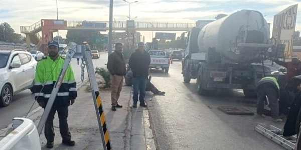 أعمال كشف فني على خط الصرف الصحي الرئيسي بطريق الجامعة في طرابلس