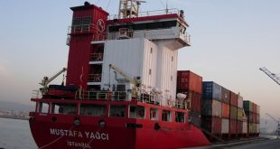 سفينة شحن تصل طرابلس بحمولة 60 حاوية وتواصل رحلتها إلى مصراتة