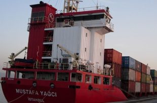 سفينة شحن تصل طرابلس بحمولة 60 حاوية وتواصل رحلتها إلى مصراتة