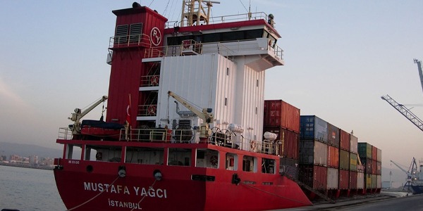 سفينة شحن تصل طرابلس بحمولة 60 حاوية وتواصل رحلتها إلى مصراتة