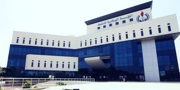 مؤسسة النفط تكشف أرصدة الوقود بالموانئ وتستعرض حركة الناقلات