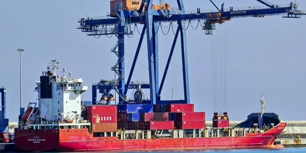 3 سفن شحن تقترب من ميناء بنغازي خلال ساعات