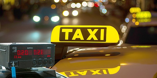 سيارات الأجرة.. مشهد فوضوي وتسعيرة عشوائية