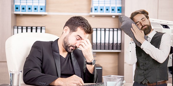 المعاملات في رمضان مؤجلة وشعار الموظفين "تعال بعد العيد "