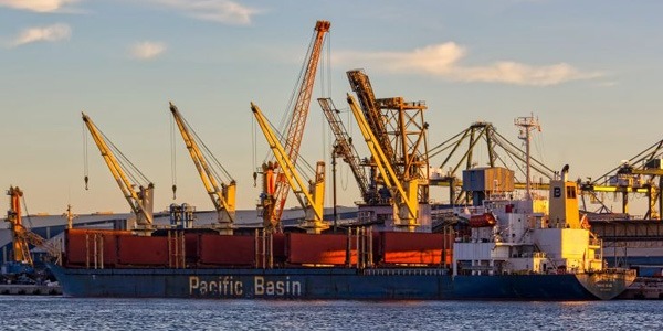 ميناء الخمس يستقبل أكثر من 60 ألف طن من القمح والذرة على متن سفينتين