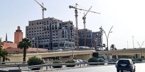 ضعف التأهيل وهيمنة العمالة الأجنبية تقفان عائقاً أمام توظيف الشباب