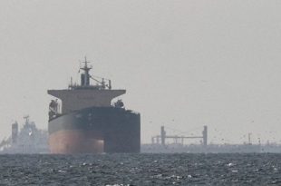 دول تقترح ممرا آمنا لنحو 20 ألف بحار عالقين بالخليج