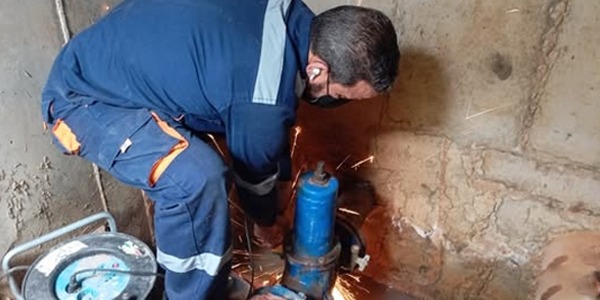 صيانة عاجلة تعيد تشغيل خط تغذية مزارع مشروع الحنيوة