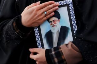 الإيرانيون يودعون خامئني في مراسم تأبين تبدأ الأربعاء