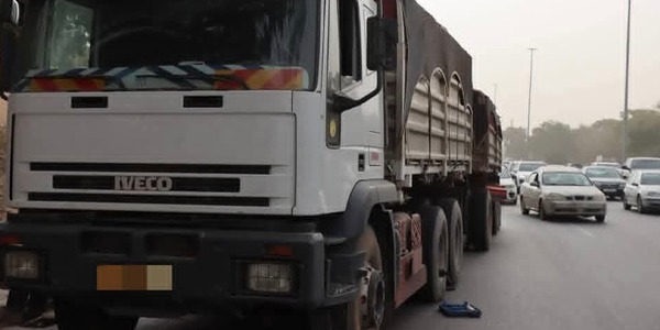 تحديد ساعات العبور للشاحنات على الطريق السريع بطرابلس