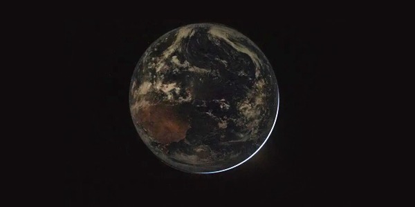 وجهان للأرض في مرآة أرتميس .. حين تخدعنا الأضواء لتكشف الحقيقة