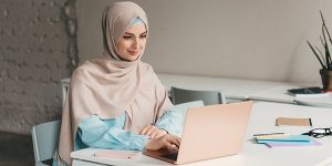 الإطار القانوني يكفل حق المرأة في العمل ..لكن المعضلة في التنفيذ