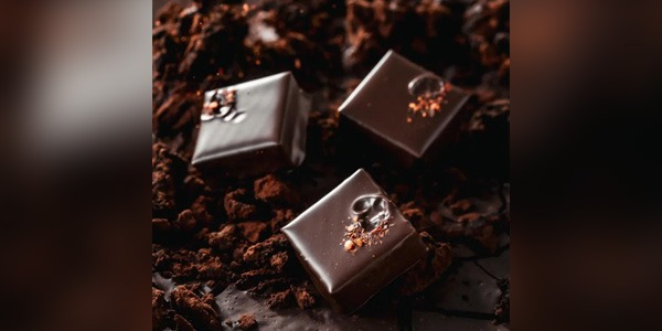 انخفاض أسعار الكاكاو عالميًا يضغط أرباح أكبر شركة شوكولاتة.. وتوقعات بتراجع تكلفة المنتجات لاحقًا