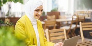 انتشار التعليم والتقنية ساهما في تمكين المرأة اقتصادياً