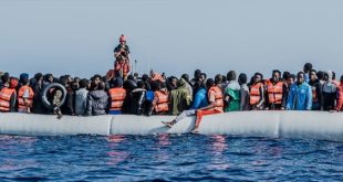 تراجع عبور المهاجرين من ليبيا نحو إيطاليا مع ارتفاع الوفيات في الربع الأول من 2026 سجّلت حركة عبور المهاجرين من ليبيا ودول الجوار إلى إيطاليا انخفاضًا ملحوظًا خلال الربع الأول من عام 2026، بنسبة 43% مقارنة بالفترة نفسها من العام الماضي، وفق بيانات رسمية إيطالية. وأوضحت وزارة الداخلية الإيطالية، نقلاً عن وكالة نوفا، أن عدد الوافدين إلى السواحل الإيطالية بلغ 6,352 مهاجراً حتى 7 أبريل، مقابل 11,160 خلال نفس الفترة من عام 2025. رغم هذا التراجع في الأعداد، شهدت حصيلة الوفيات والمفقودين ارتفاعًا ملحوظًا، حيث بلغ عدد الضحايا نحو 765 شخصًا منذ بداية العام، أي أكثر من ضعف ما سُجّل في 2025، ما يعكس تصاعد المخاطر المرتبطة بالعبور البحري. وتظل ليبيا النقطة الأساسية لانطلاق المهاجرين، حيث غادر منها 5,448 مهاجراً، ما يمثل 86% من إجمالي الوافدين، مع تسجيل انخفاض بنسبة 47.5% مقارنة بالعام الماضي. كما أظهرت بيانات المنظمة الدولية للهجرة انخفاض عمليات اعتراض المهاجرين من قبل خفر السواحل الليبي إلى نحو النصف. وتبقى جزيرة صقلية الوجهة الأولى، باستقبالها 5,027 وافدًا، تليها سردينيا وتوسكانا. ويُشكل البنغلاديشيون أكبر مجموعة من الوافدين، يليهم الصوماليون، الباكستانيون، السودانيون، والمصريون. في المقابل، يُقدّر عدد المهاجرين العالقين داخل ليبيا بنحو 940 ألف شخص، وسط تحذيرات من الأمم المتحدة حول ارتباط شبكات تهريب البشر بالجماعات المسلحة والاقتصادات غير القانونية. ويُعزى التراجع في أعداد الوافدين بشكل رئيسي إلى سوء الأحوال الجوية، بما في ذلك الأعاصير "هاري" و"جولينا"، إضافة إلى اضطرابات جوية عنيفة ضربت وسط البحر المتوسط مطلع أبريل، ما زاد من خطورة رحلات الهجرة.