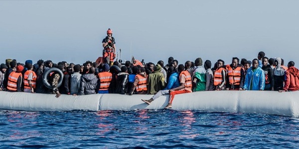 تراجع عبور المهاجرين من ليبيا نحو إيطاليا مع ارتفاع الوفيات في الربع الأول من 2026 سجّلت حركة عبور المهاجرين من ليبيا ودول الجوار إلى إيطاليا انخفاضًا ملحوظًا خلال الربع الأول من عام 2026، بنسبة 43% مقارنة بالفترة نفسها من العام الماضي، وفق بيانات رسمية إيطالية. وأوضحت وزارة الداخلية الإيطالية، نقلاً عن وكالة نوفا، أن عدد الوافدين إلى السواحل الإيطالية بلغ 6,352 مهاجراً حتى 7 أبريل، مقابل 11,160 خلال نفس الفترة من عام 2025. رغم هذا التراجع في الأعداد، شهدت حصيلة الوفيات والمفقودين ارتفاعًا ملحوظًا، حيث بلغ عدد الضحايا نحو 765 شخصًا منذ بداية العام، أي أكثر من ضعف ما سُجّل في 2025، ما يعكس تصاعد المخاطر المرتبطة بالعبور البحري. وتظل ليبيا النقطة الأساسية لانطلاق المهاجرين، حيث غادر منها 5,448 مهاجراً، ما يمثل 86% من إجمالي الوافدين، مع تسجيل انخفاض بنسبة 47.5% مقارنة بالعام الماضي. كما أظهرت بيانات المنظمة الدولية للهجرة انخفاض عمليات اعتراض المهاجرين من قبل خفر السواحل الليبي إلى نحو النصف. وتبقى جزيرة صقلية الوجهة الأولى، باستقبالها 5,027 وافدًا، تليها سردينيا وتوسكانا. ويُشكل البنغلاديشيون أكبر مجموعة من الوافدين، يليهم الصوماليون، الباكستانيون، السودانيون، والمصريون. في المقابل، يُقدّر عدد المهاجرين العالقين داخل ليبيا بنحو 940 ألف شخص، وسط تحذيرات من الأمم المتحدة حول ارتباط شبكات تهريب البشر بالجماعات المسلحة والاقتصادات غير القانونية. ويُعزى التراجع في أعداد الوافدين بشكل رئيسي إلى سوء الأحوال الجوية، بما في ذلك الأعاصير "هاري" و"جولينا"، إضافة إلى اضطرابات جوية عنيفة ضربت وسط البحر المتوسط مطلع أبريل، ما زاد من خطورة رحلات الهجرة.