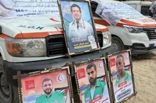 وقفة تضامنية في مجمع الشفاء بغزة دعما للأطقم الطبية المعتقلة