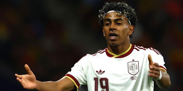 أنا مسلم، الحمد لله .. لامين يامال يواجه هتافات الكراهية  في الملاعب الإسبانية