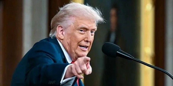 بلومبيرغ”: ترامب يدرس السيطرة على النفط الإيراني للضغط على الصين