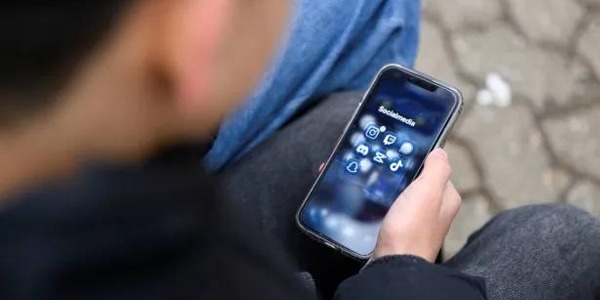 اليونان تتجه لحظر استخدام الأطفال دون 15 عاماً وسائل التواصل الاجتماعي