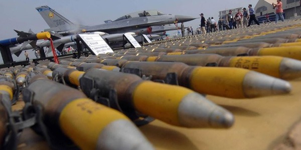 محاكمة سماسرة أسلحة قاموا بتوريد صواريخ وطائرات لليبيا وجنوب السودان 