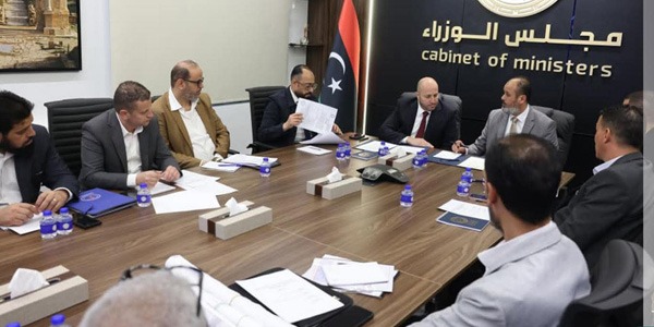 اجتماع حكومي لمتابعة إزالة التشوهات بطريق المطار استعدادًا لافتتاحه