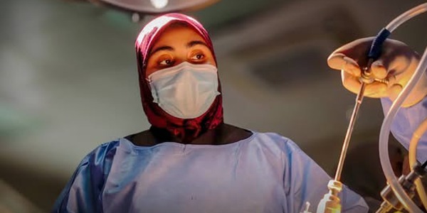 نجاح عملية نادرة لإزالة كتلة شعر من معدة مريضة باجدابيا