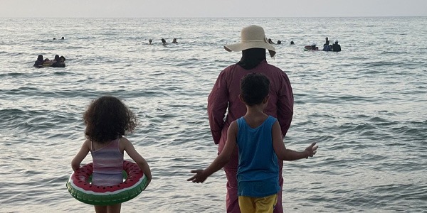 المصطافون يعانقون الموج.. كيف نعيش صيفا للأمان لا للأحزان 