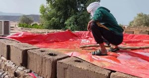 تسرب مياه الأمطار والسيول، وفي الخلفية تظهر أشجار وجبال المنطقة الجنوبية.