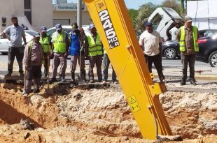 عمال وفنيون من الشركة العامة للمياه والصرف الصحي ينفذون أعمال حفر وصيانة لخط الصرف الصحي الرئيسي في الموقع المقابل لمستشفى طرابلس الطبي بطرابلس.