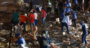 فرق إنقاذ ومتطوعون يبحثون عن ناجين بين أنقاض مبانٍ منهارة في فنزويلا عقب زلزال قوي تسبب في سقوط قتلى وجرحى وأضرار واسعة