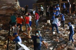 فرق إنقاذ ومتطوعون يبحثون عن ناجين بين أنقاض مبانٍ منهارة في فنزويلا عقب زلزال قوي تسبب في سقوط قتلى وجرحى وأضرار واسعة