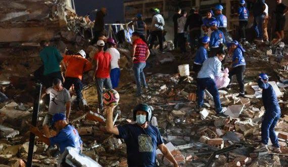 فرق إنقاذ ومتطوعون يبحثون عن ناجين بين أنقاض مبانٍ منهارة في فنزويلا عقب زلزال قوي تسبب في سقوط قتلى وجرحى وأضرار واسعة