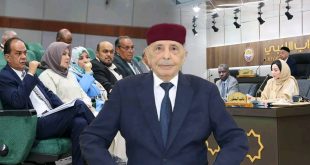 صورة مركبة تظهر رئيس مجلس النواب الليبي "عقيلة صالح" في المقدمة مرتدياً بدلة رسمية وقبعة (شنة) حمراء، وفي الخلفية تظهر لقطتان من داخل قاعة اجتماعات مجلس النواب؛ إحداهما لمنصة الرئاسة والأخرى لعدد من أعضاء البرلمان أثناء إحدى الجلسات
