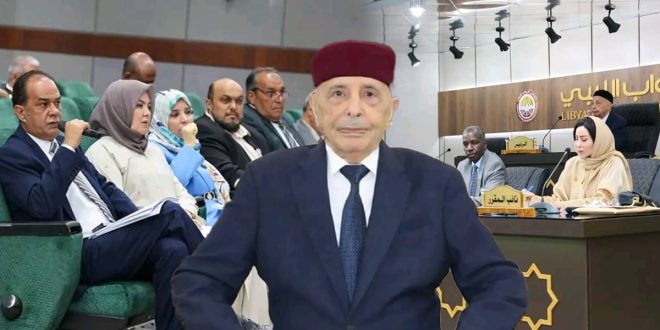 صورة مركبة تظهر رئيس مجلس النواب الليبي "عقيلة صالح" في المقدمة مرتدياً بدلة رسمية وقبعة (شنة) حمراء، وفي الخلفية تظهر لقطتان من داخل قاعة اجتماعات مجلس النواب؛ إحداهما لمنصة الرئاسة والأخرى لعدد من أعضاء البرلمان أثناء إحدى الجلسات