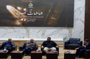 جمهور يحضر عرض فيلم شاشات منسية بجامعة طرابلس